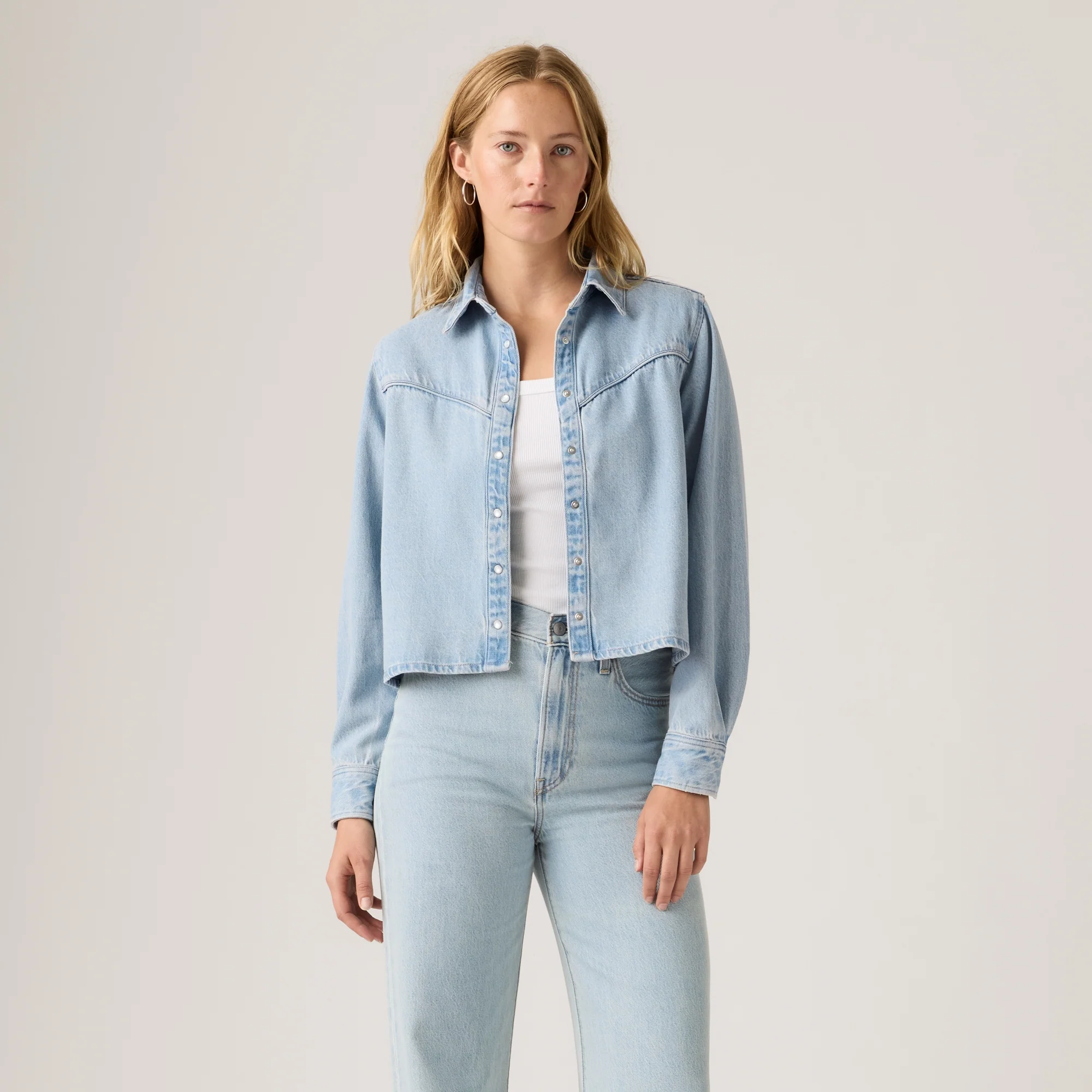 LEVI'S® WOMEN'S LOGAN LIGHTWEIGHT SHACKET - LIGHT INDIGO - WORN IN