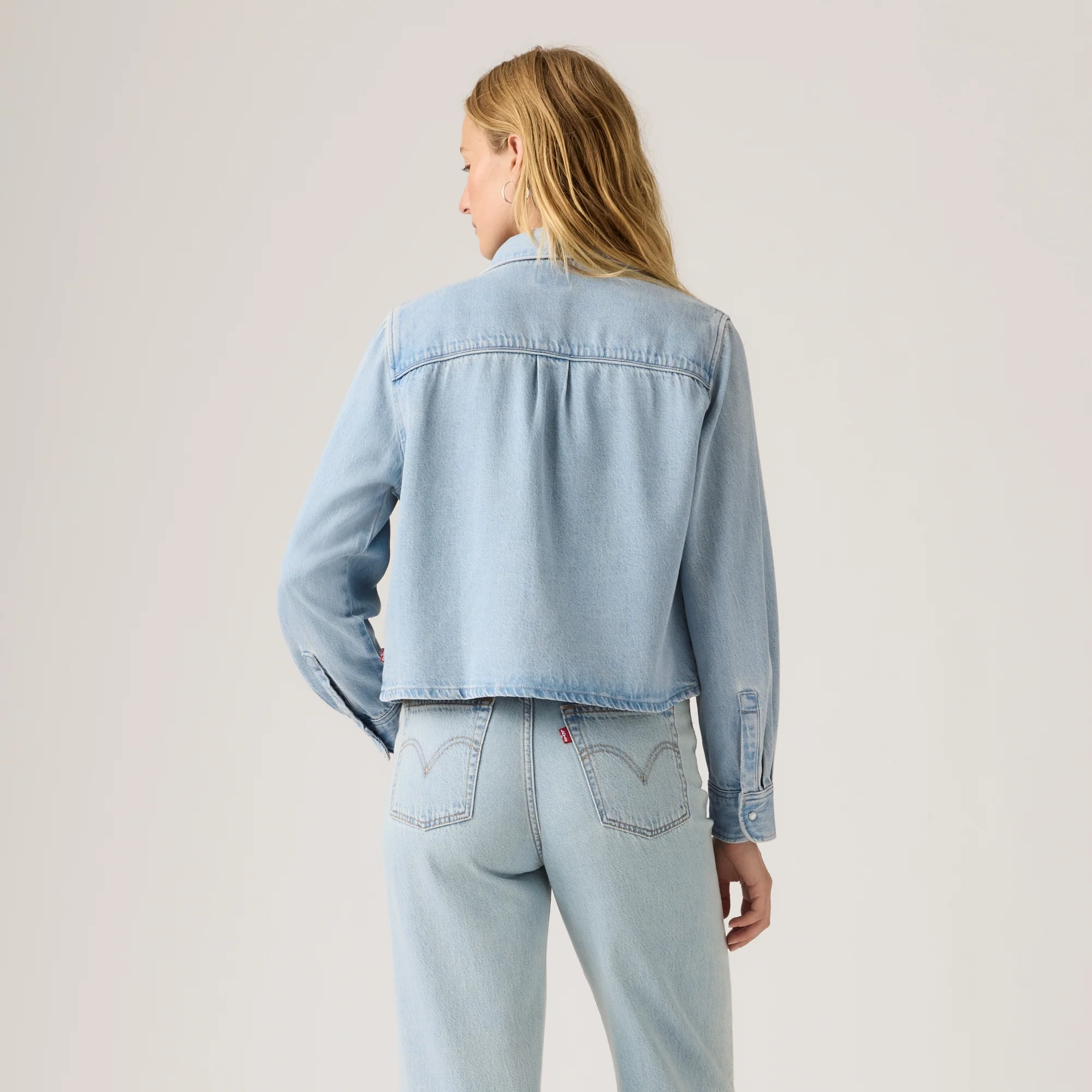 LEVI'S® WOMEN'S LOGAN LIGHTWEIGHT SHACKET - LIGHT INDIGO - WORN IN - Image 2