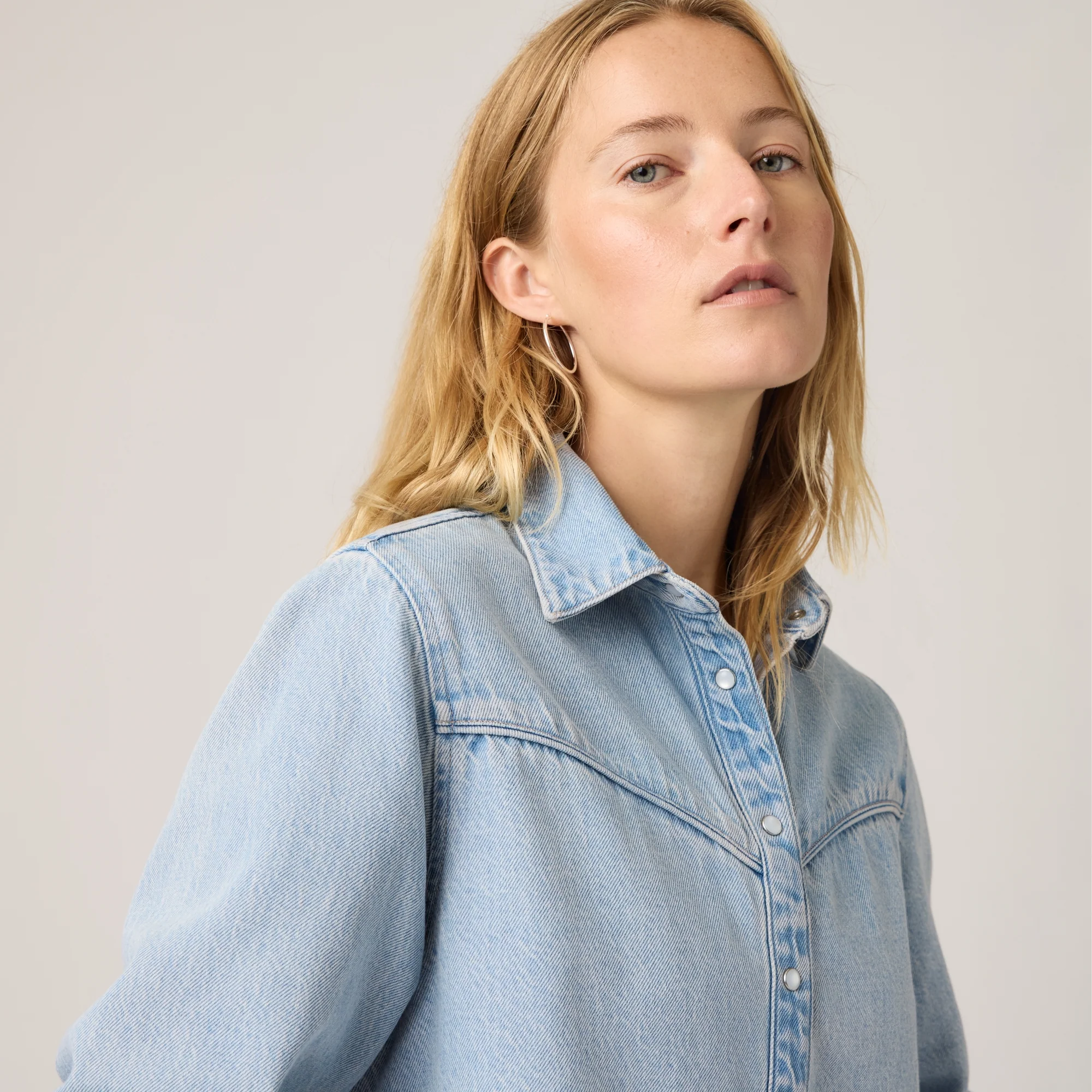 LEVI'S® WOMEN'S LOGAN LIGHTWEIGHT SHACKET - LIGHT INDIGO - WORN IN - Image 3