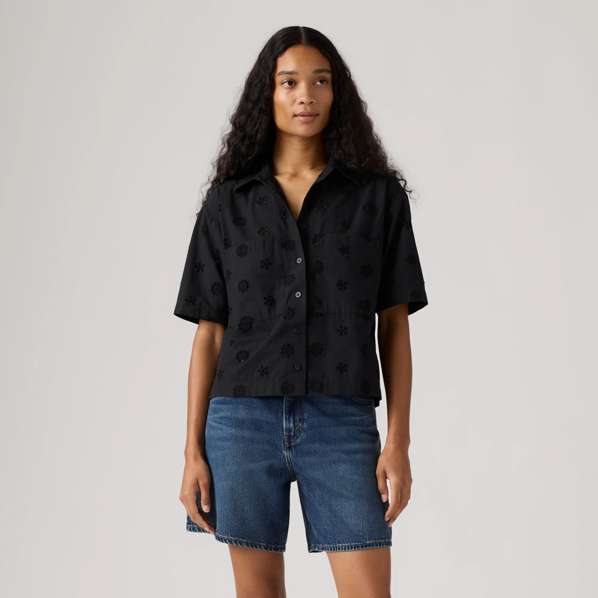 LEVI'S® WOMEN'S NOVELTY HARLIE SHORT-SLEEVE CROPPED SHIRT - BLACK - Image 2