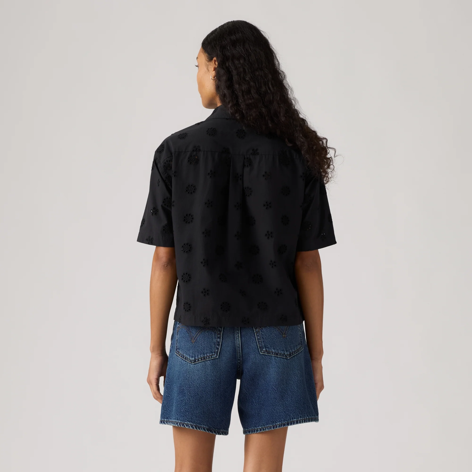 LEVI'S® WOMEN'S NOVELTY HARLIE SHORT-SLEEVE CROPPED SHIRT - BLACK - Image 3