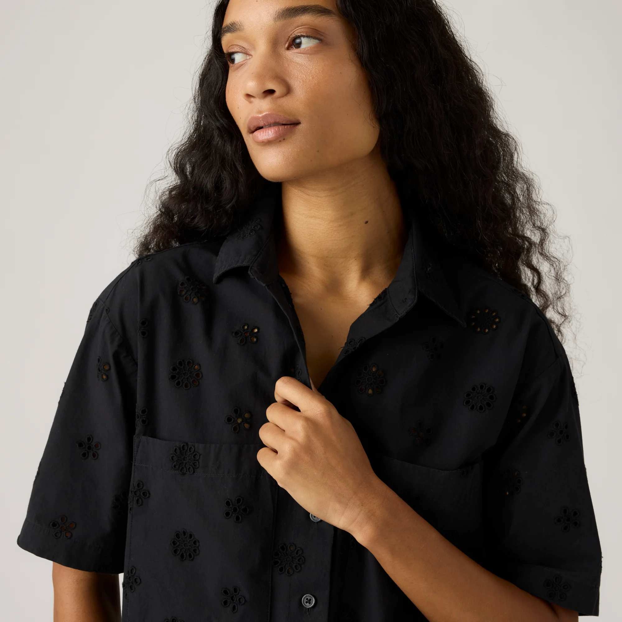 LEVI'S® WOMEN'S NOVELTY HARLIE SHORT-SLEEVE CROPPED SHIRT - BLACK - Image 4