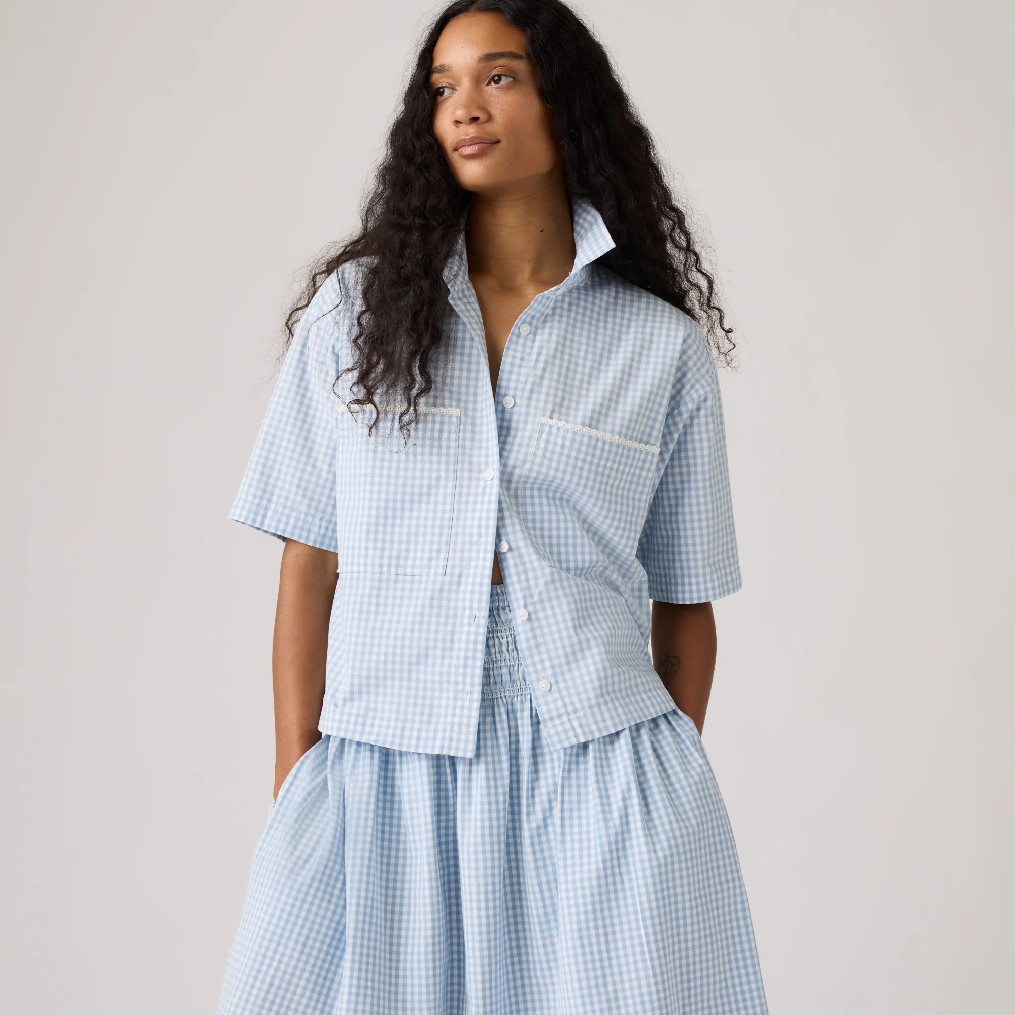LEVI'S® WOMEN'S NOVELTY HARLIE SHORT-SLEEVE CROPPED SHIRT - BLUE