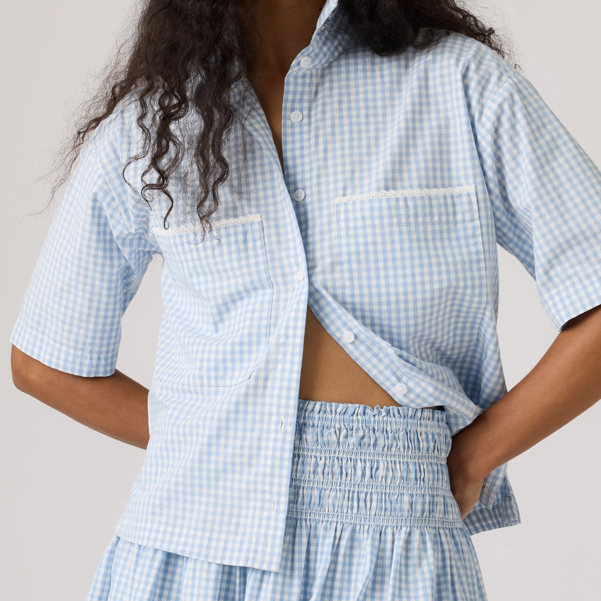 LEVI'S® WOMEN'S NOVELTY HARLIE SHORT-SLEEVE CROPPED SHIRT - BLUE - Image 4