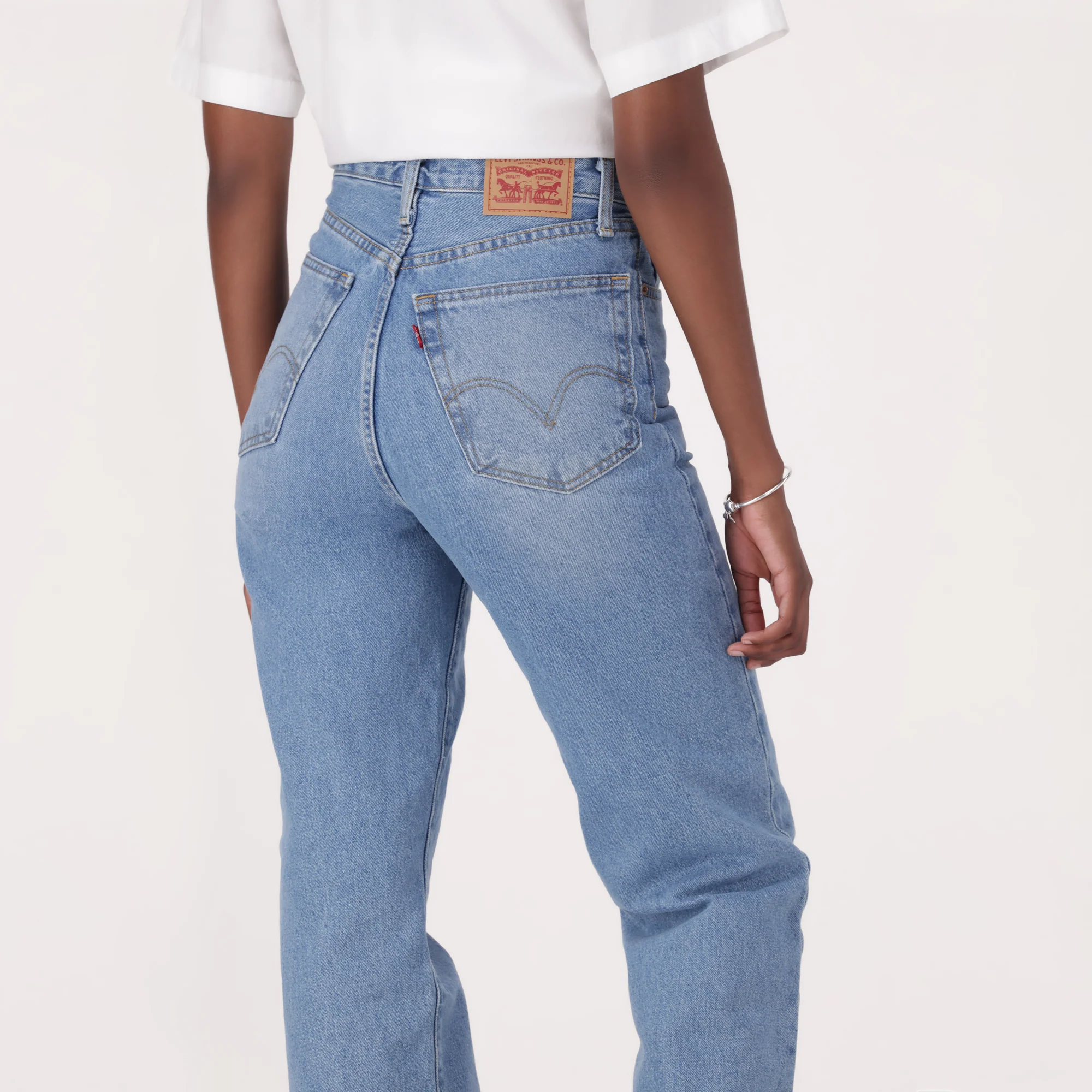 LEVI'S® WOMEN'S RIBCAGE STRAIGHT ANKLE JEANS - MED INDIGO - WORN IN - Image 5