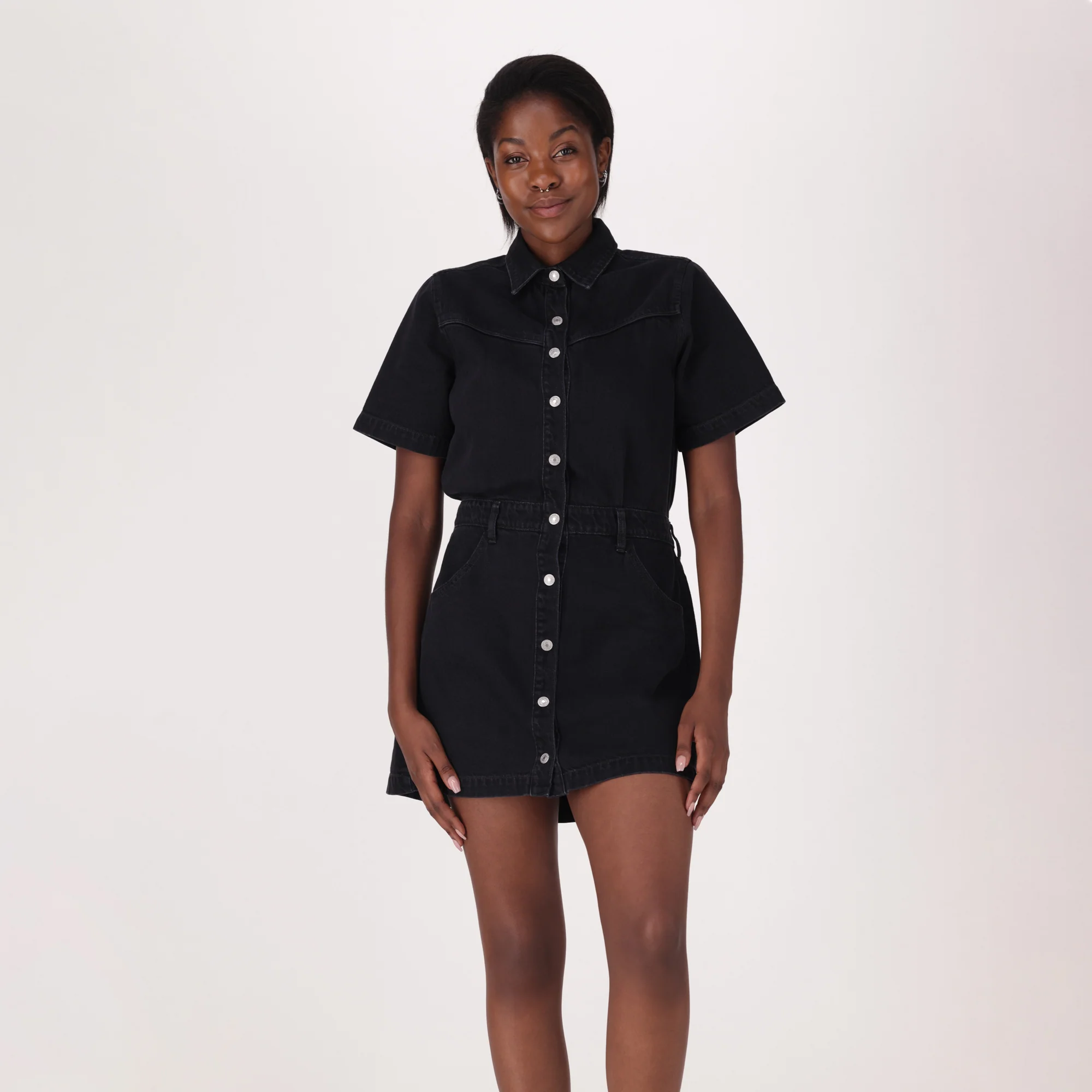 LEVI'S® WOMEN'S SHORT-SLEEVE LOGAN WESTERN DRESS - BLACK - Image 2