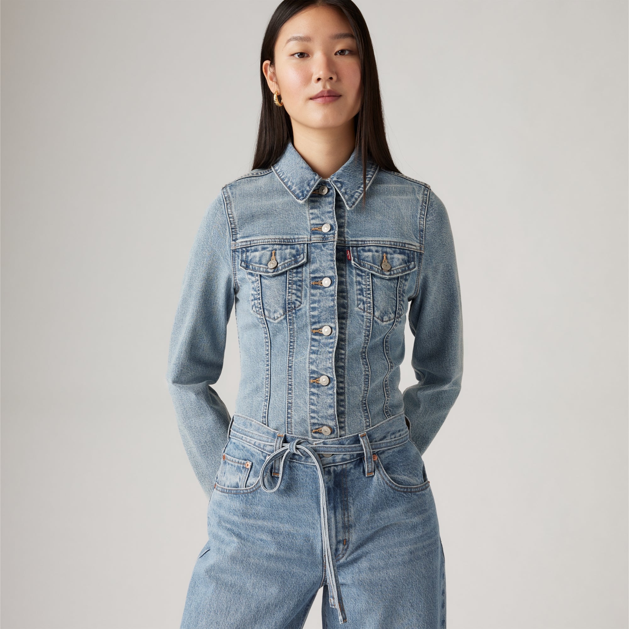 LEVI'S® WOMEN'S SLIM TAILORED TRUCKER JACKET - MEDIUM WASH