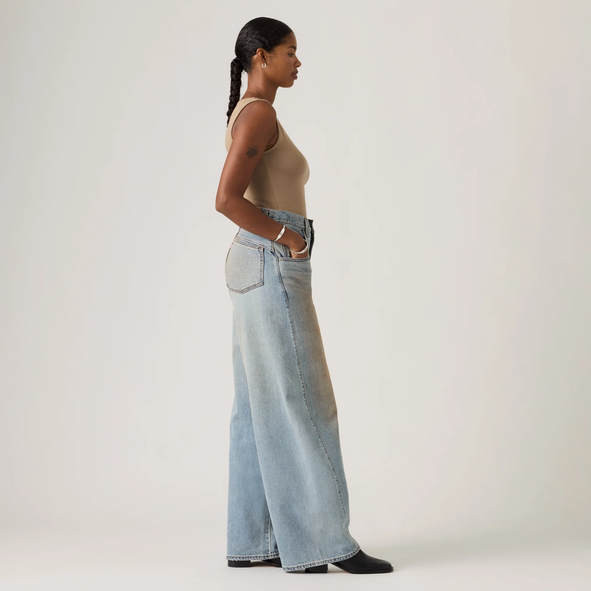 LEVI'S® WOMEN'S SUPER BAGGY BARREL JEANS - MED INDIGO - WORN IN - Image 4