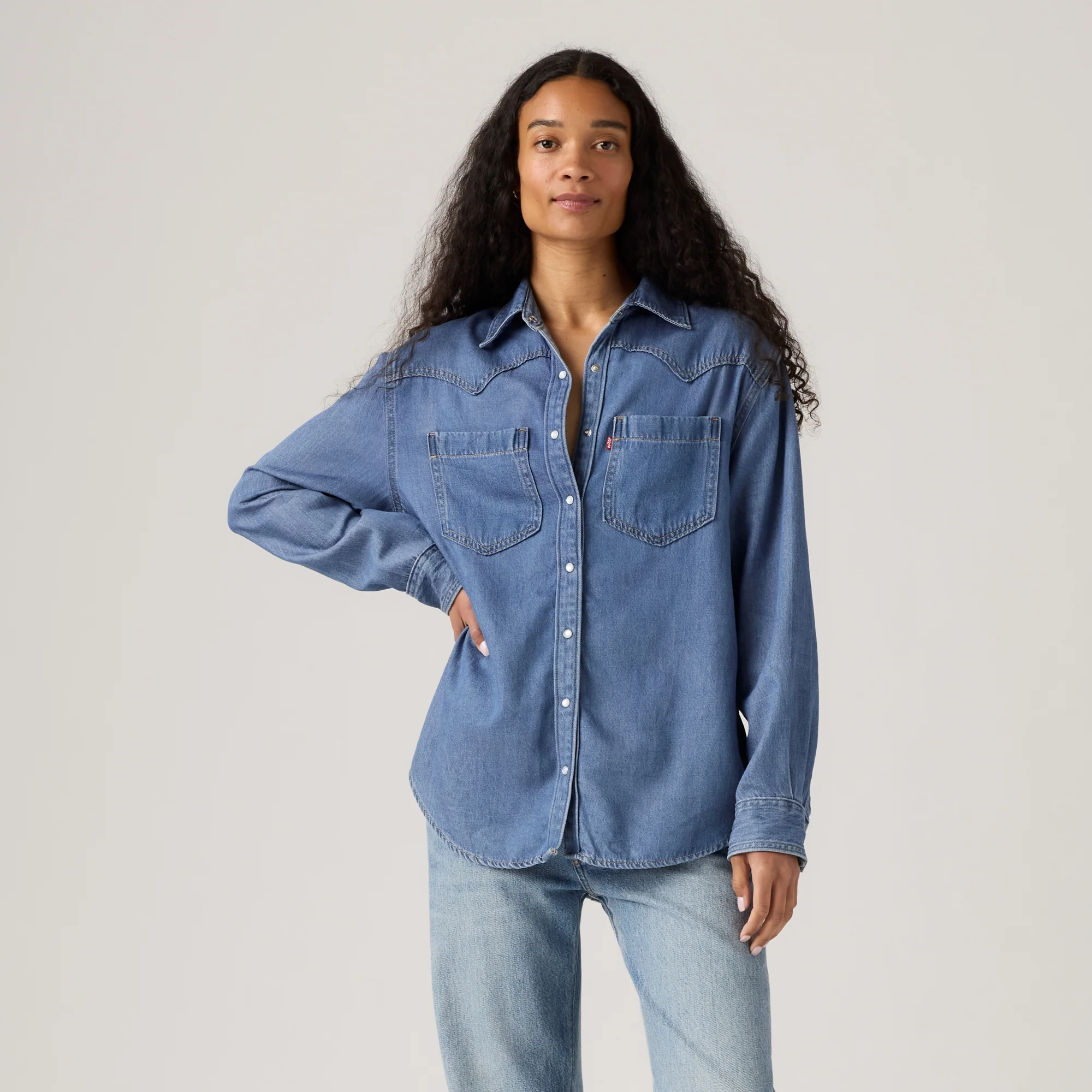 LEVI'S® WOMEN'S LIGHTWEIGHT TEODORA WESTERN SHIRT - MED INDIGO - WORN IN - Image 2