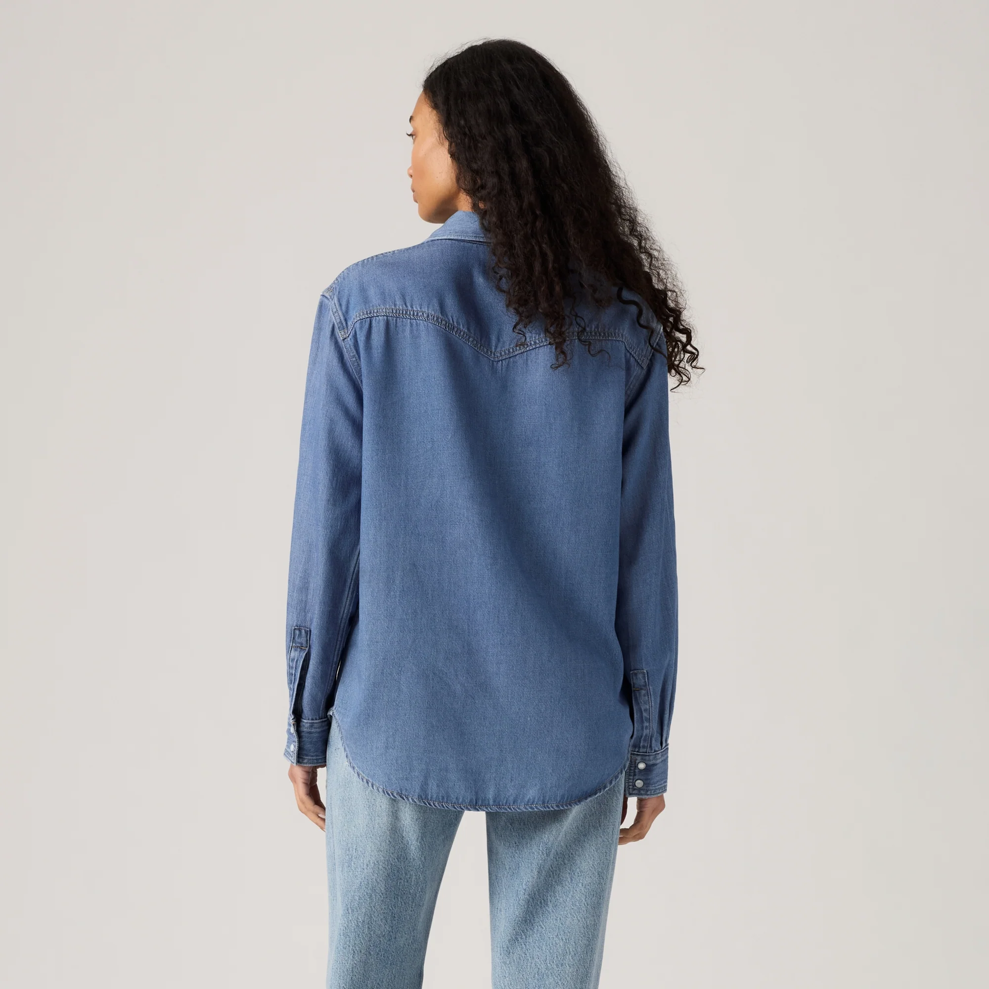 LEVI'S® WOMEN'S LIGHTWEIGHT TEODORA WESTERN SHIRT - MED INDIGO - WORN IN - Image 3