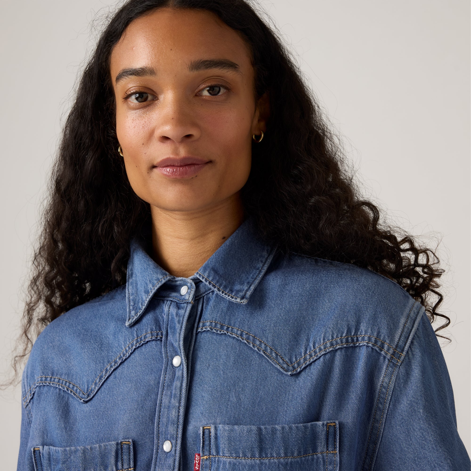 LEVI'S® WOMEN'S LIGHTWEIGHT TEODORA WESTERN SHIRT - MED INDIGO - WORN IN - Image 4