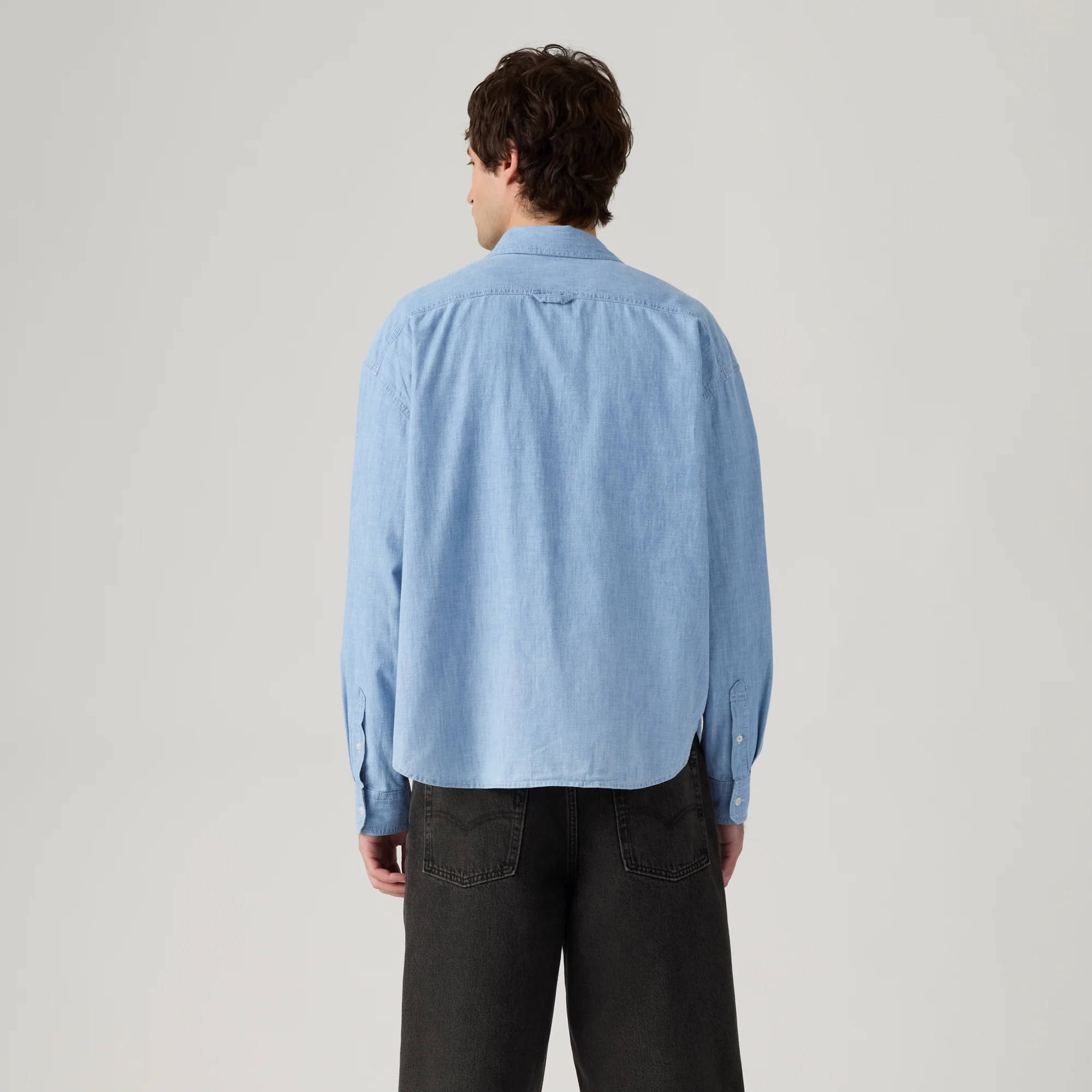 LEVI'S® MEN'S ZANDT CROPPED SHIRT - LIGHT INDIGO - WORN IN - Image 3