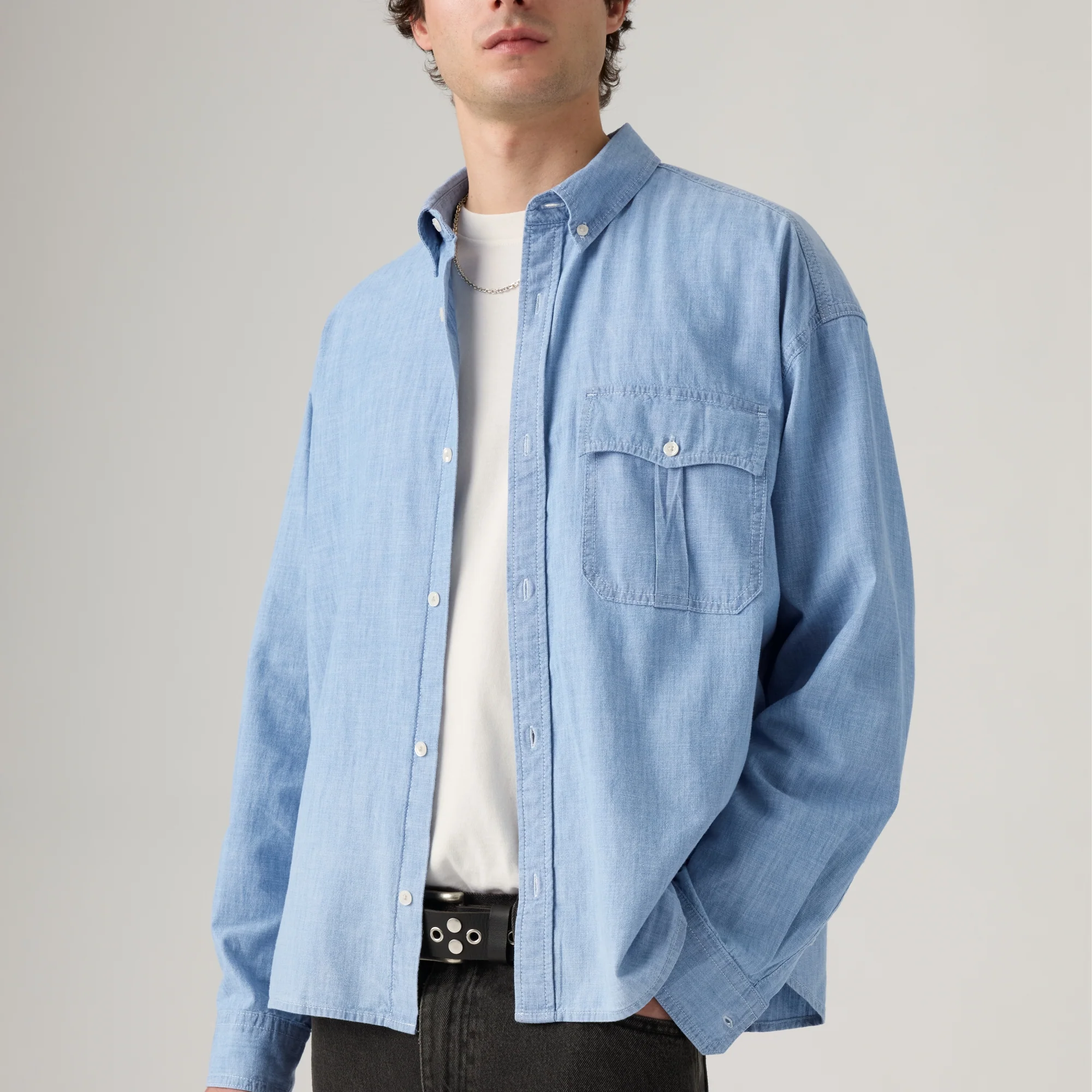 LEVI'S® MEN'S ZANDT CROPPED SHIRT - LIGHT INDIGO - WORN IN - Image 4