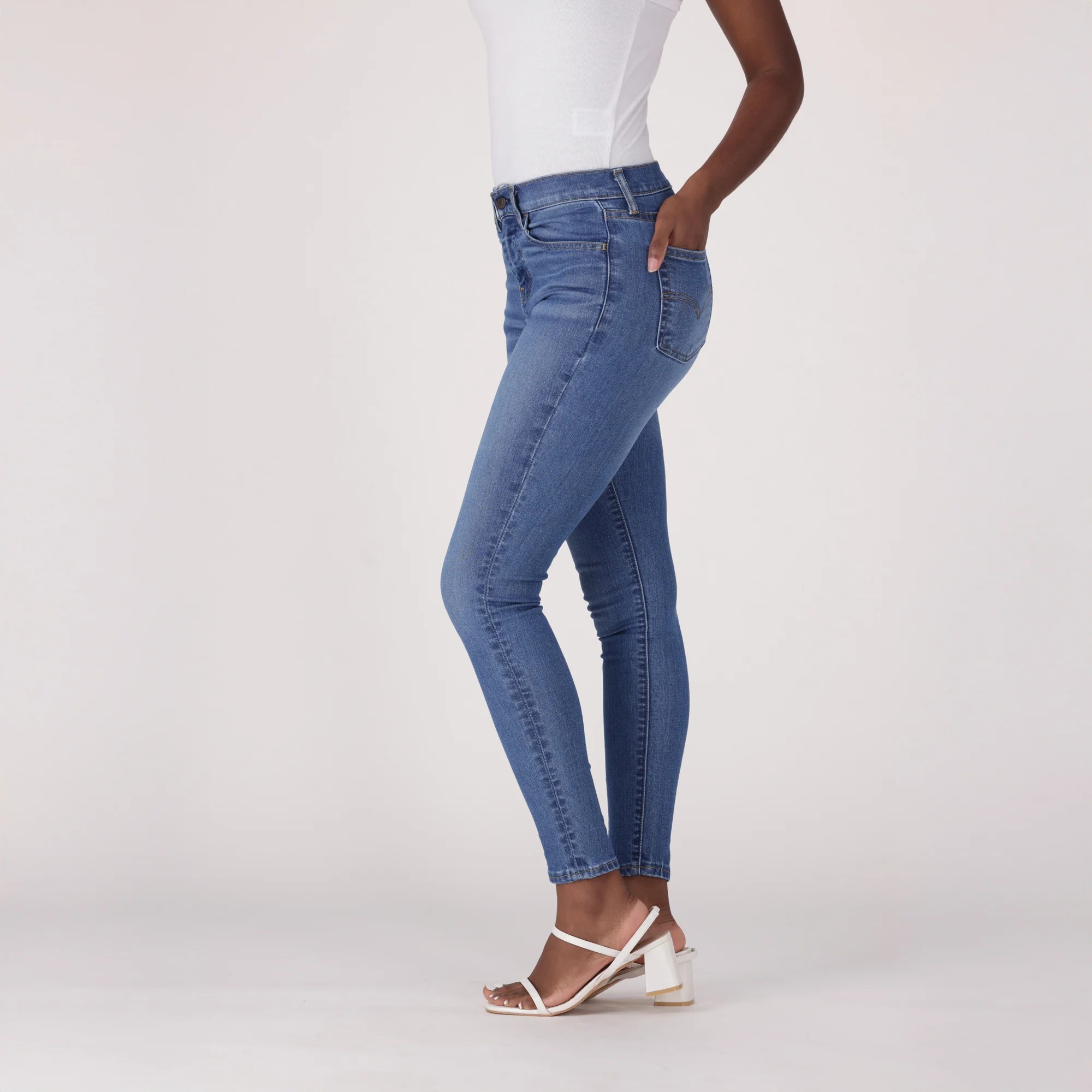 LEVI'S® WOMEN'S 720 HIGH-RISE SUPER SKINNY JEANS - MED INDIGO - WORN IN - Image 4
