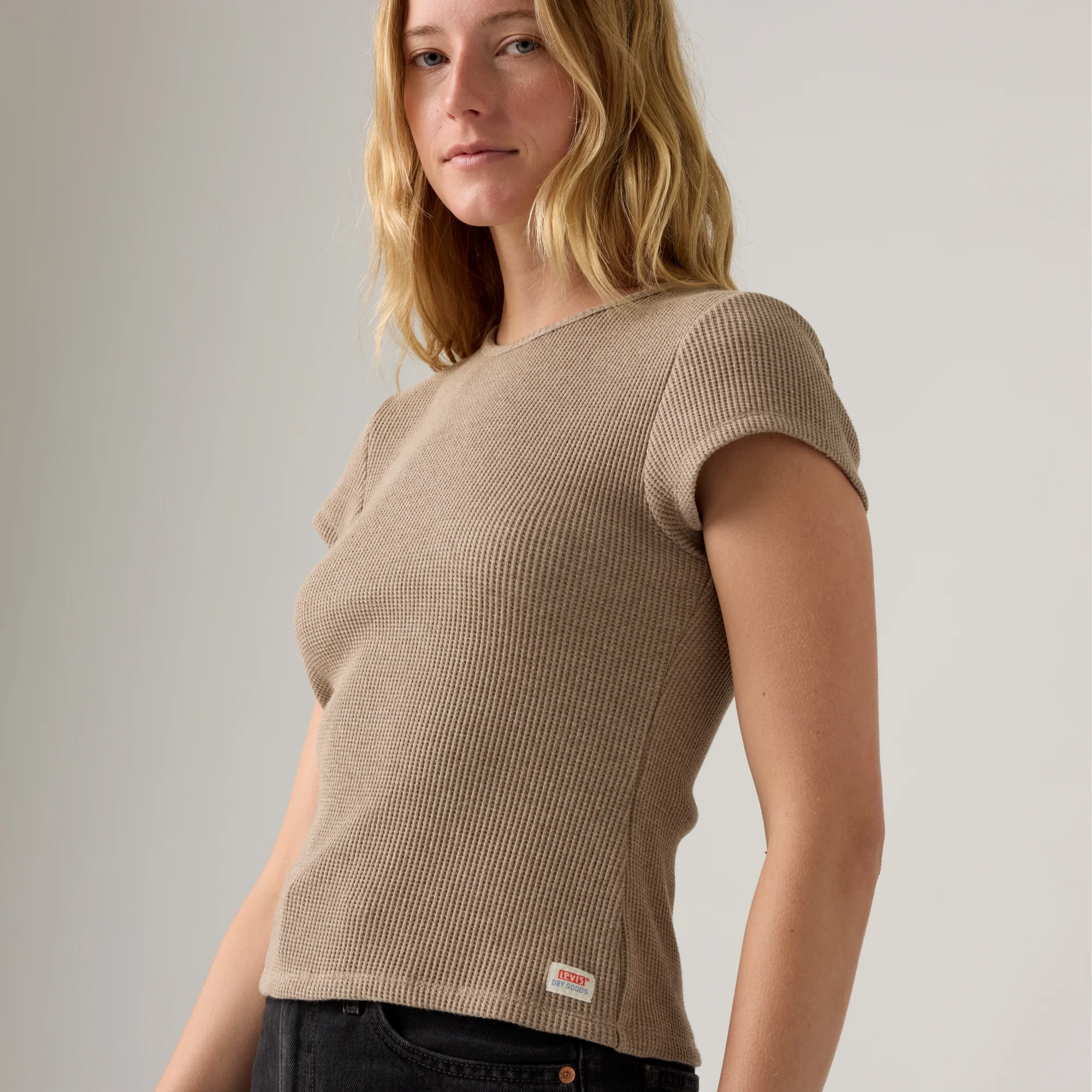 LEVI'S® WOMEN'S DRY GOODS WAFFLE CAP-SLEEVE TEE - MULTI COLOUR - Image 3