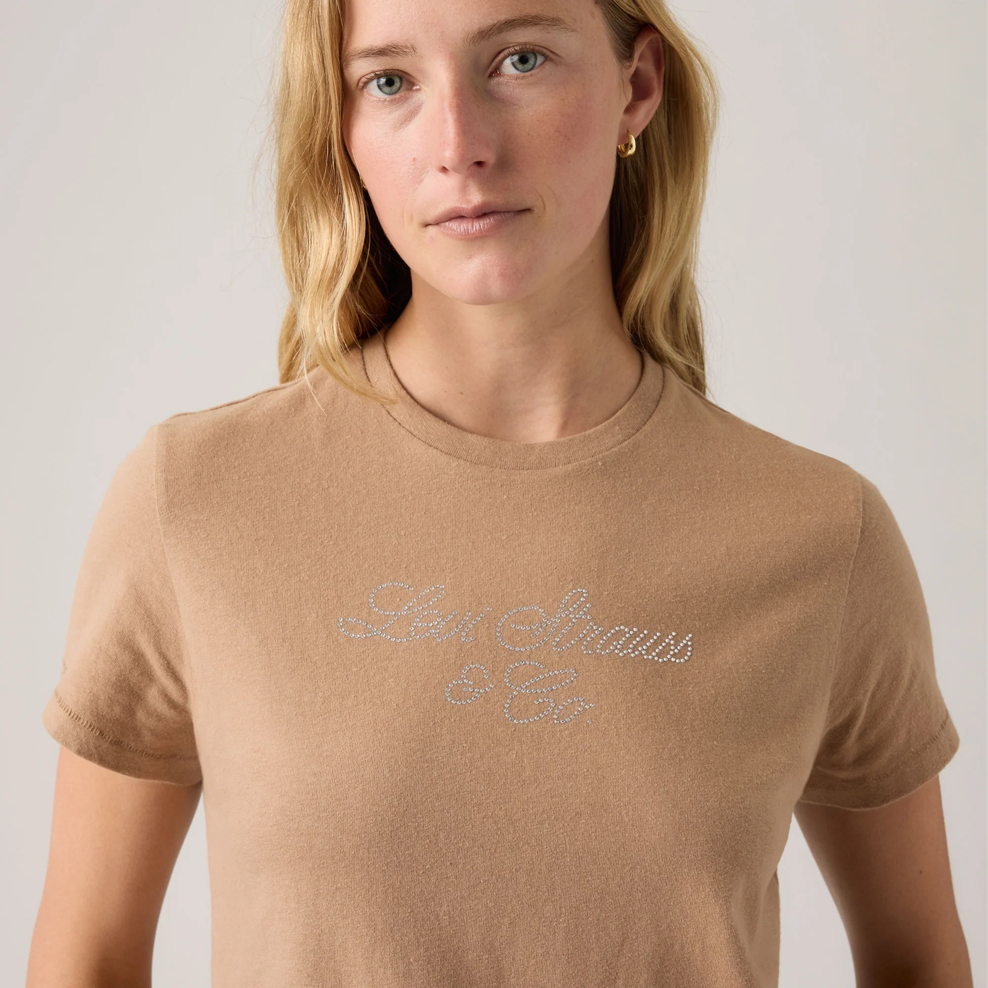 LEVI'S® WOMEN'S GRAPHIC CLASSIC TEE - BROWN - Image 4