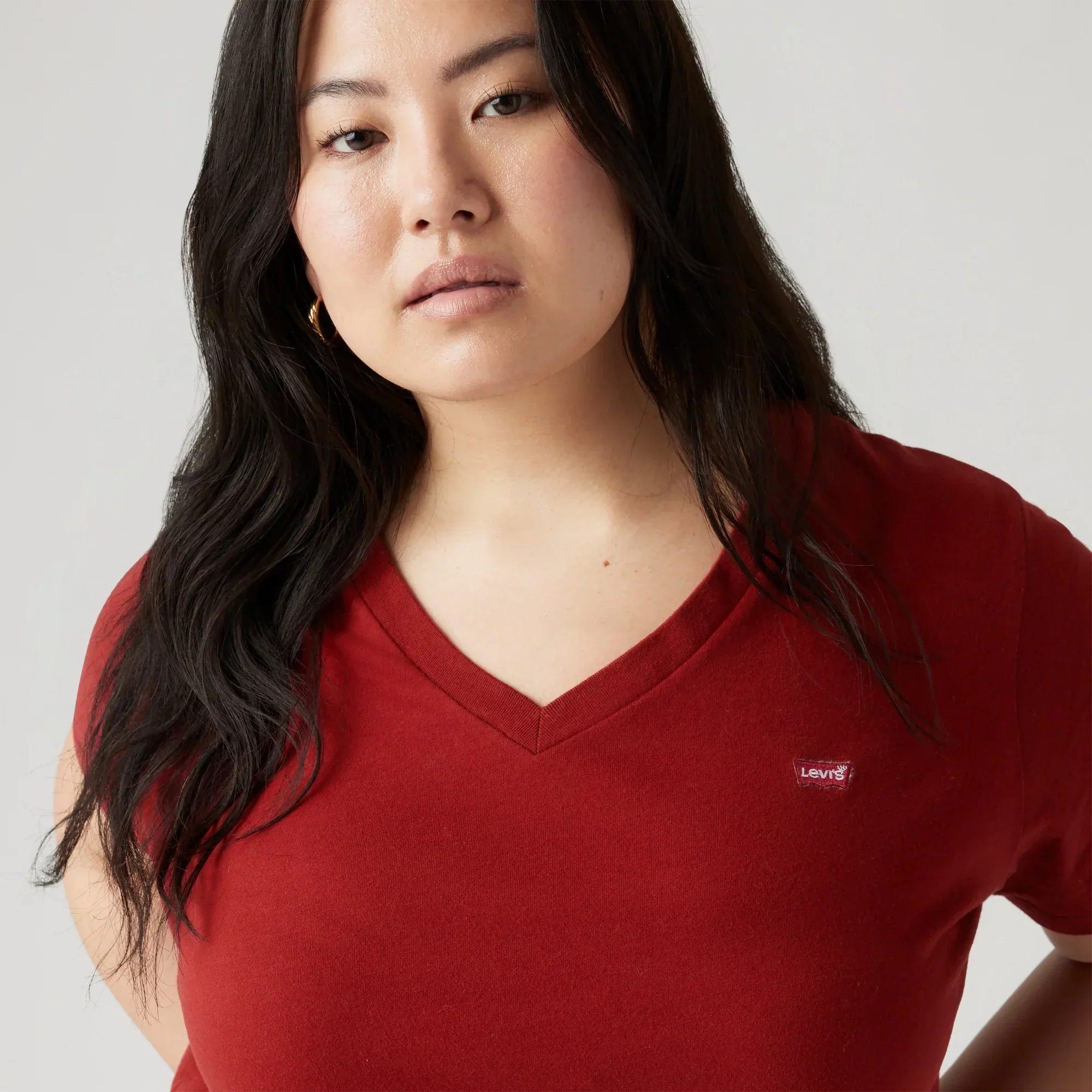 LEVI'S® WOMEN'S PERFECT V-NECK T-SHIRT (PLUS SIZE) - RED - Image 4